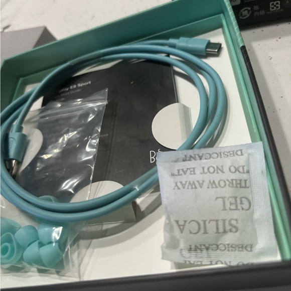 Bang and oulfsen e8 sport REPLICA earbuds - Picture 3 of 3